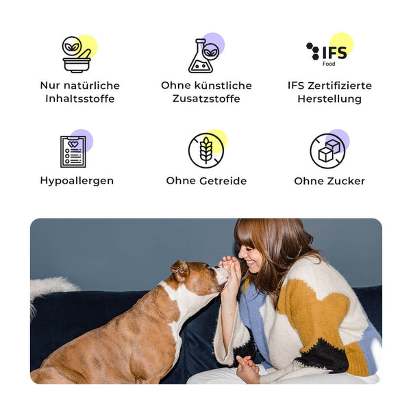 Bulldogge mit brünetter Frau auf dem Sofa, daneben Qualitätsmerkmale des Beautiful Bulldogs Nassfutters