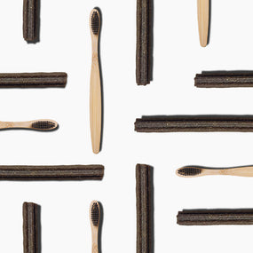 Dental Sticks und Zahnbürsten auf weißem Hintergrund