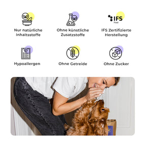 Frauchen gibt Yorkshire Terrier ein Leckerlie daneben USPs der Marvelous Minis Snacks