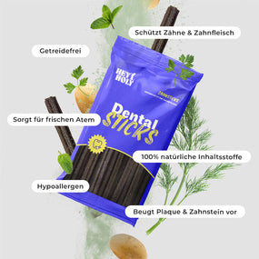 Blaue Tüte Dental Sticks liegt umgeben von Kräutern und Zutaten mit kurzen Wirkungshinweisen rundherum